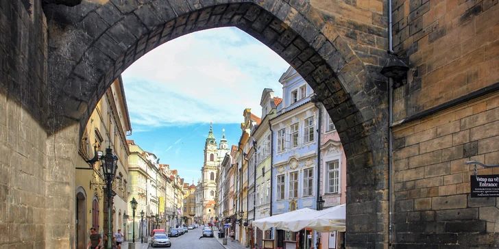 Během trasy projdete Karlův most, Kampu, Pražské Benátky, říčku Čertovku, nejužší uličku Prahy a uvidíte i fontánu Davida Černého.