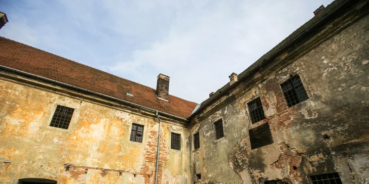 Uvidíte cely smrti, háky, na kterých byli oběšeni odbojáři, i místa, kde se po válce konaly popravy více než 80 válečných zločinců. 