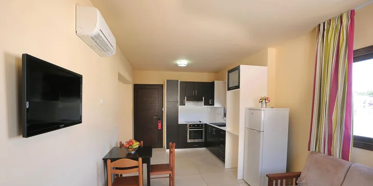 Všechny pokoje jsou vybaveny klimatizací, balkonem, TV, mini lednicí, rychlovarnou konvicí a Wi‑Fi připojením. 