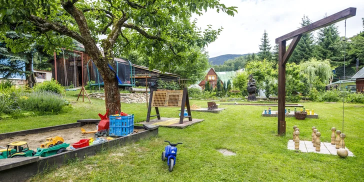 K penzionu patří velká zahrada se spoustou vyžití pro děti všeho věku.