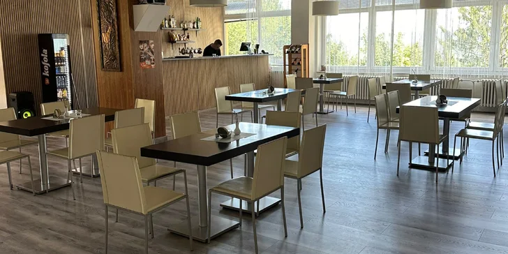 Každé ráno si poskládáte snídani z bufetu. Večeře jsou servírované, těšit se můžete na dva chody. 