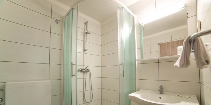 Každý apartmán je vybaven koupelnou se sprchovým koutem, fénem a ručníky.