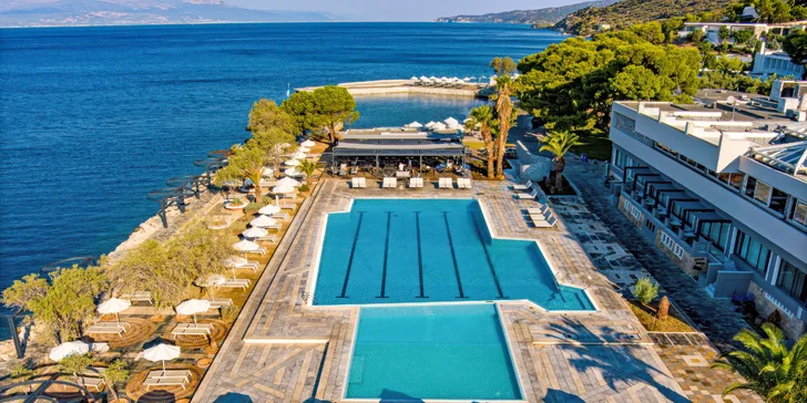 Vaším prázdninovým útočištěm se stane 5* Ramada Loutraki Poseidon Resort.