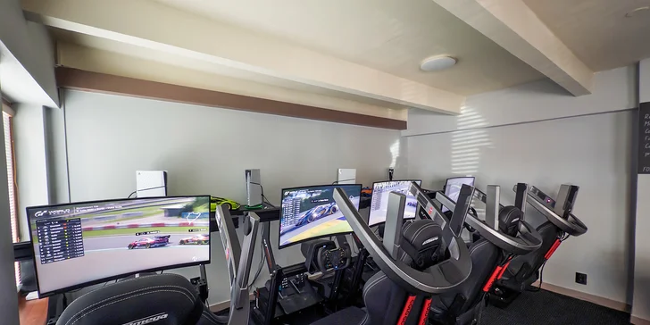 Zasednout můžete ke hře Formule 1, Forza Horizon 5, Grand Turismo 7, WRC či Wreckfest. 