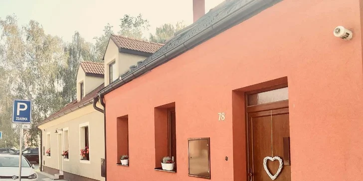 V blízkosti je restaurace, obchod s potravinami, pražírna i pekárna, ale také tenisové kurty a park s dětským hřištěm. 