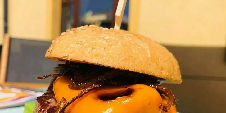V bulce bude napěchováno 200 g bio hovězího, čedar, slanina, zkaramelizovaná cibulka, salát a BBQ omáčka.