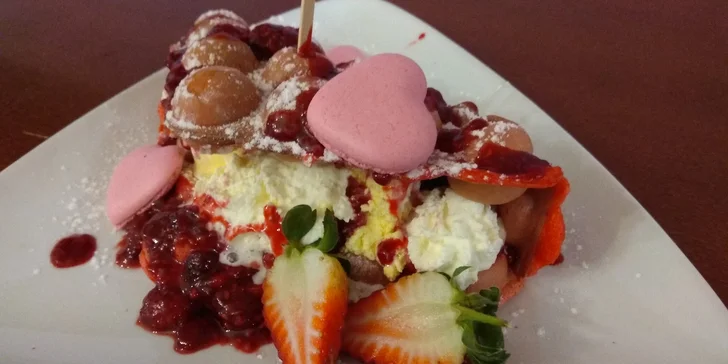 vyberete si klasickou nebo kakaovou variantu, ozdobíte dvěma poctivými kopečky zmrzliny a navrch přijde ovoce podle výběru (banán, jahody, borůvky), toping i domácí šlehačka.