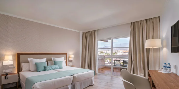Čtyřhvězdičkový resort Alua Atlántico Golf vás na první pohled uchvátí svou unikátní polohou na jižním pobřeží Tenerife.