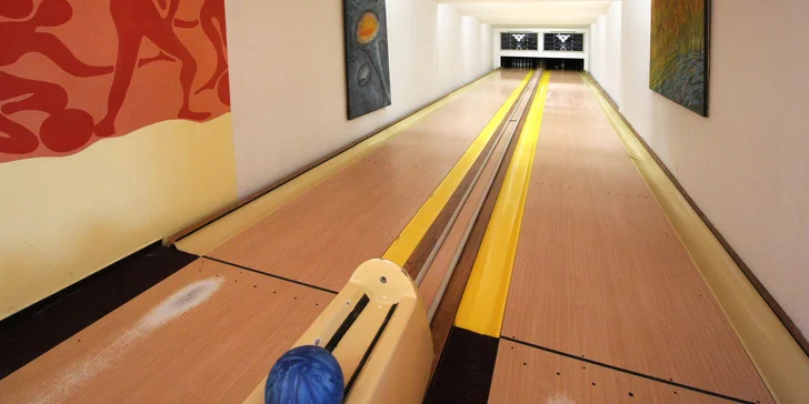 K dispozici jsou 2 bowlingové dráhy.