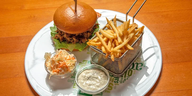 Burger z trhaného masa nebo cheese burger s hranolkami a tatarkou pro 1 i 2 osoby