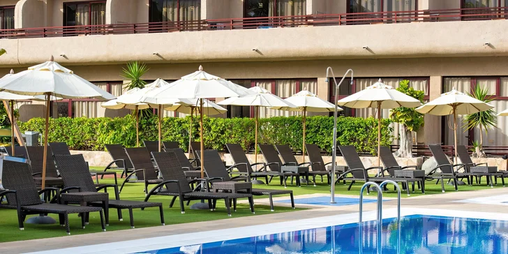 V hotelu najdete tři bazény se sladkou vodou, z nichž hlavní je vyhřívaný a má oddělenou část pro děti, střešní bazén je vyhrazen pouze pro dospělé. 