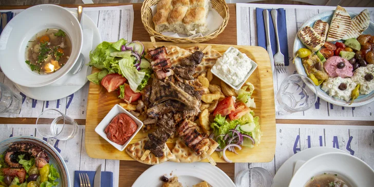 Dezerty dostanete čtyři: baklavu, kadaifi, galaktobureko a řecký jogurt s medem a ořechy.