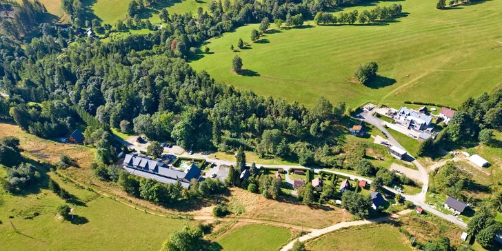 Hotel se nachází v Hynčicích pod Sušinou, odkud je to kousek na Dolní Moravu i do Hanušovic na pivo.