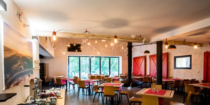 Jídlo si vychutnáte v prostorné restauraci s terasou. 