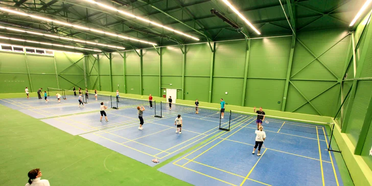 Zahrát si můžete také badminton.