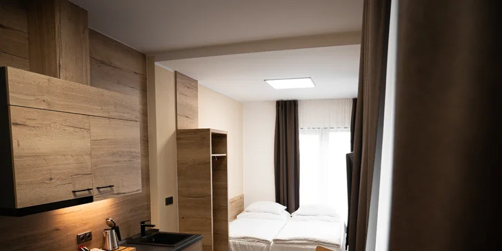 V každém pokoji je malý kuchyňský kout s minilednicí a rychlovarnou konvicí. 