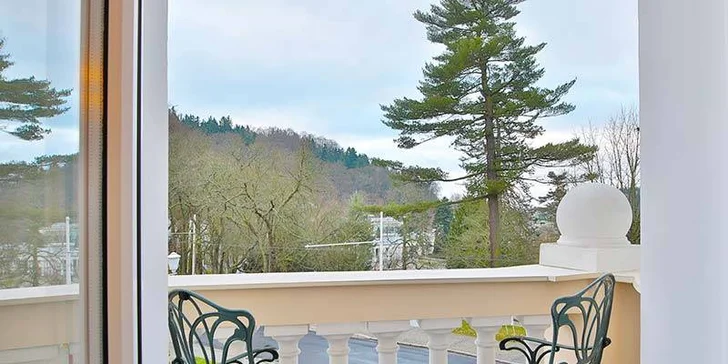 Některé pokoje mají balkon.