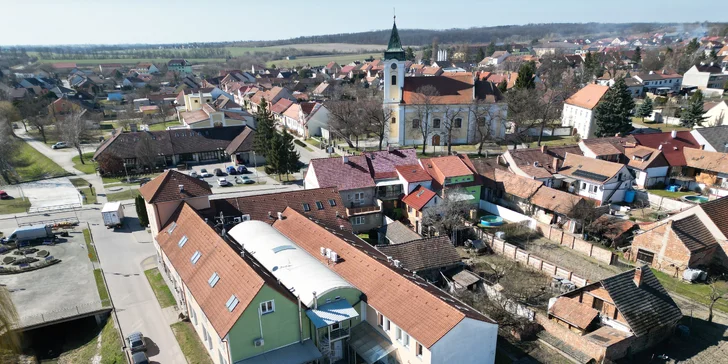 A pokud vás po výletě zláká posezení, zajděte do vinárny penzionu, kde vám rádi zajistí i degustaci.