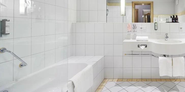 Samozřejmostí je koupelna s vanou nebo sprchovým koutem a WC. 
