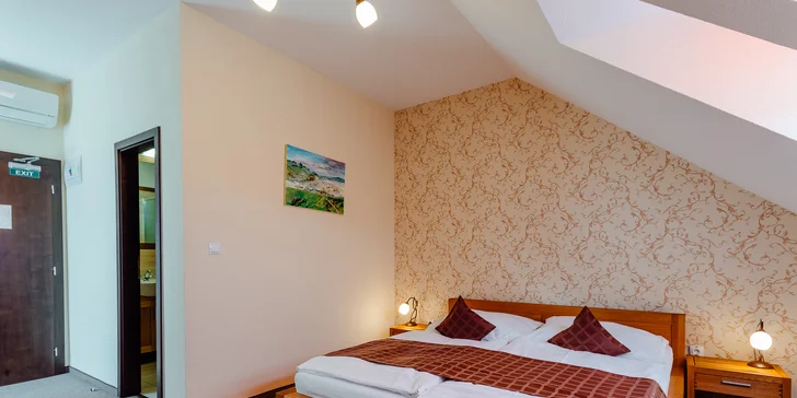 Pokoje mají klimatizaci a minibar, nechybí ani satelitní TV a telefon. 
