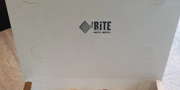Posedět se dá uvnitř příjemného bistra, na zahrádce nebo si vafli můžete vzít s sebou. 