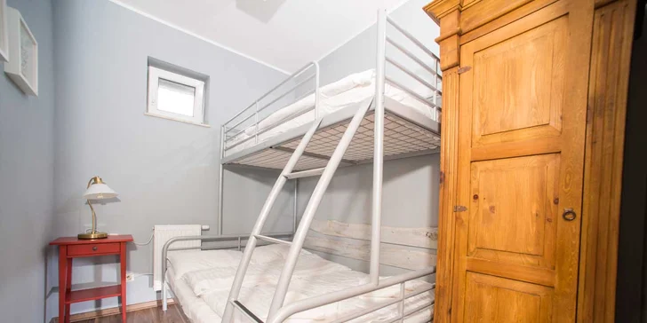 Päťlôžkový apartmán má dve spálne, jednu s manželskou posteľou, druhú s manželskou posteľou a jednolôžkom.