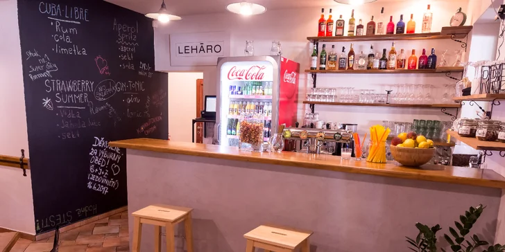 Míchají tu domácí limonády "od maminky", dát si můžete i sklenku vína. 