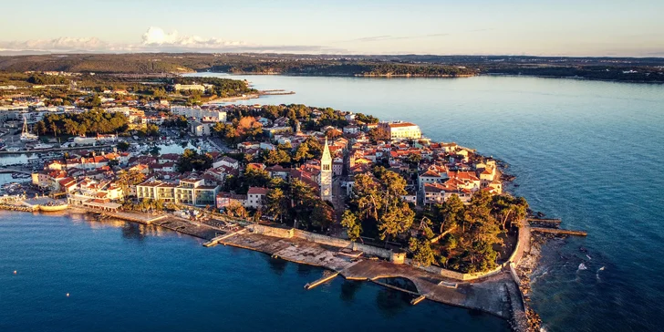 Novigrad se nachází na západním pobřeží chorvatského poloostrova Istrie mezi městy Umag a Poreč. 