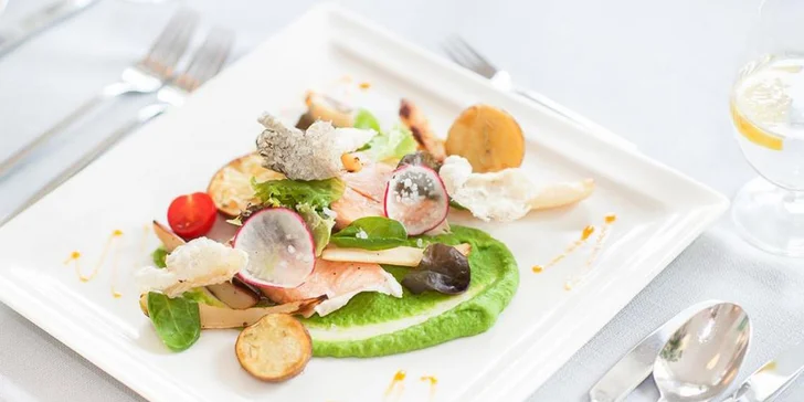 Hotelová restaurace vaří tradiční polská jídla ze sezónních surovin. 