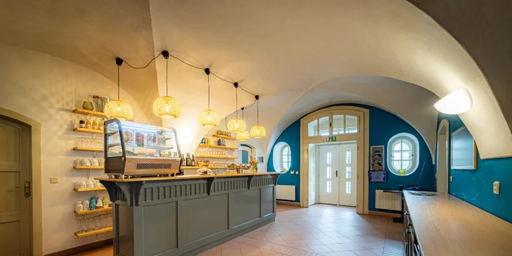 Navštívte aj tunajšiu Osviežovňu, kde čapujú lokálne pivo Obora a ponúkajú ďalšie, prevažne lokálne dobroty.