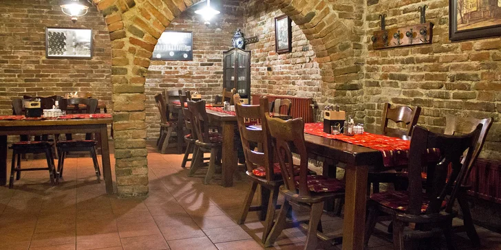 V rustikálně zařízené restauraci se vám bude krásně hodovat. 