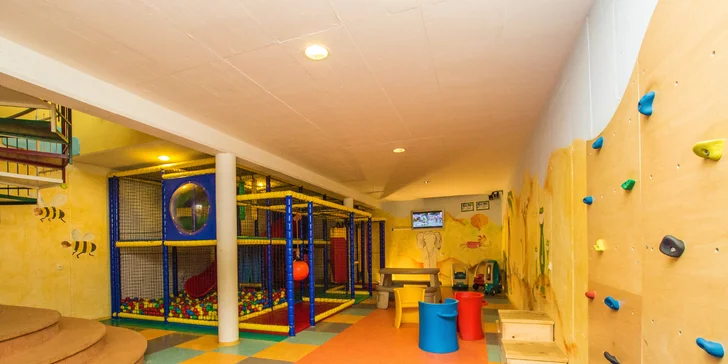 U restaurace Jagdhof najdou děti boží hernu s lezeckou stěnou a měkkým hřištěm.