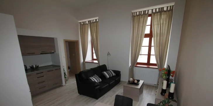 Na pokoji na vás bude čekat láhev vína na uvítanou, na snídani si každé ráno zaskočíte do sousedního hotelu U České koruny.