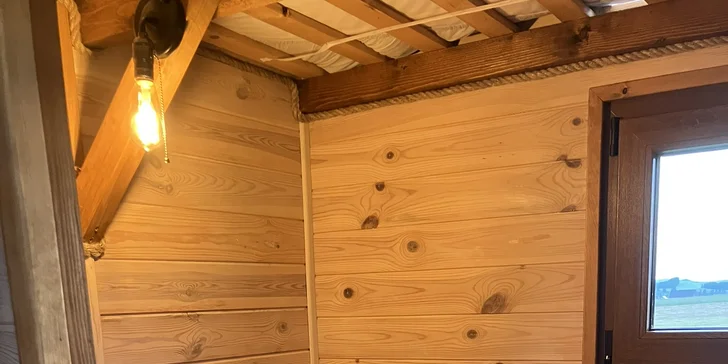 Vo vybavení domčeka nechýba ani chemické WC.