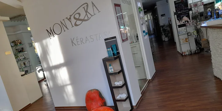 Salon se nachází v blízkosti zastávky Kořískova. 