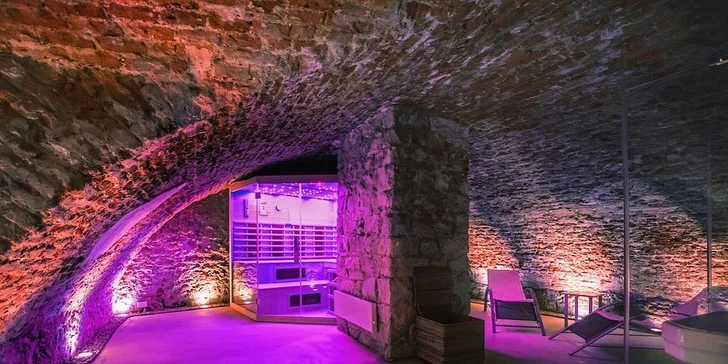 Kromě pokojů vám nabídne luxusní odpočinek také infrasauna, kterou máte v ceně, či další prostory hotelového wellness.