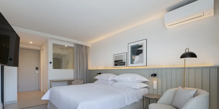 Pokoje mají koupelnu, TV, Wi-Fi připojení, trezor, minibar i klimatizaci. 