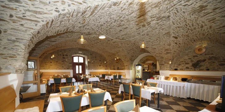 Jídlo se podává v krásné restauraci, která byla vybudována na místě bývalých koníren. 