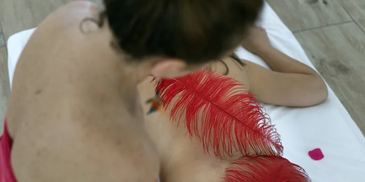 Při masáži se používají horké ručníky, kožešiny, pírka a další pomůcky. 