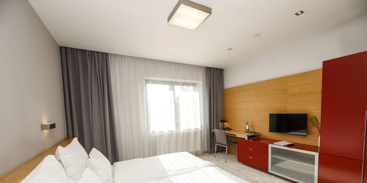 V pokoji najdete manželskou postel, satelitní TV, Wi-Fi i minibar.