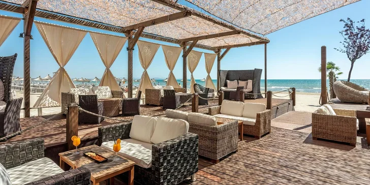 Hotel stojí hned u písečné pláže.