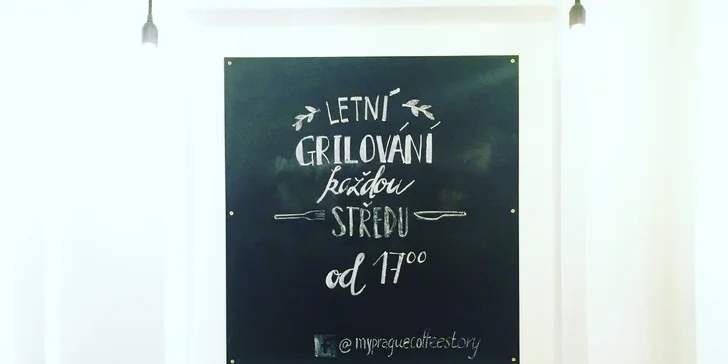Pochutnat si můžete třeba v příjemném interiéru kavárny...