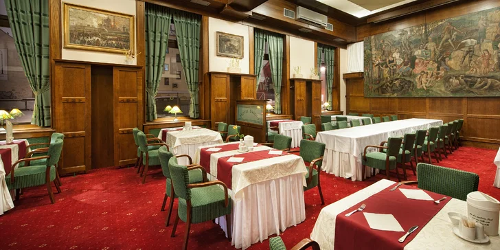V restauraci si každé ráno vychutnáte snídaně. Interiér je zařízený v prvorepublikovém stylu. 
