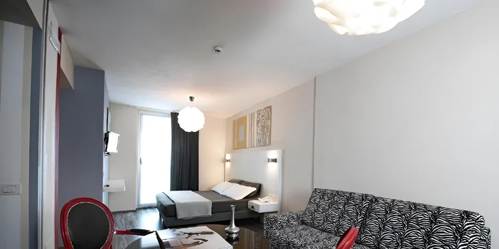 V soukromé koupelně je sprchový kout, WC, toaletní potřeby a fén.