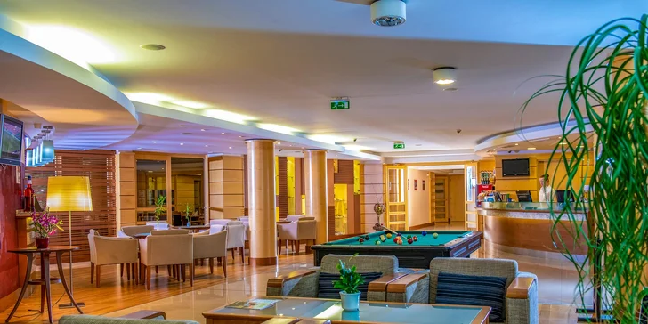 Máte chuť na drink? Navštívte hotelový bar a lobby s recepciou.