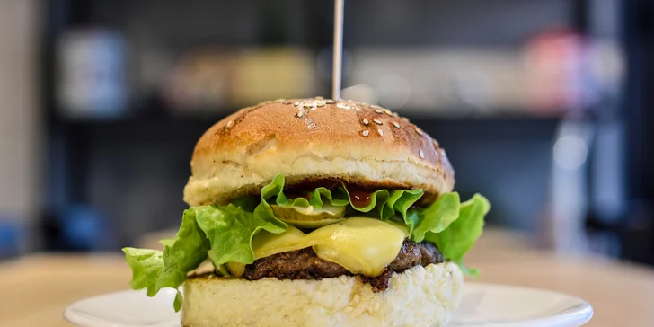 300 g Domáci hovädzí burger: 125 g Čerstvé hovädzie mäso – vlastné spracovanie, 120 g Domáca žemľa, Syr Eidam, Kyslá uhorka, Cibuľa, Ľadový šalát, Kečup, Majonéza 