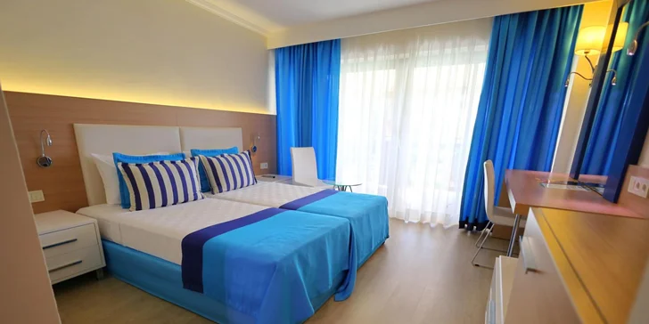 Pokoje jsou vybaveny centrálně řízenou klimatizací, satelitní TV, trezorem, bezplatným Wi‑Fi připojením a telefonem. Voda je v rámci all inclusive v minibaru zdarma. 