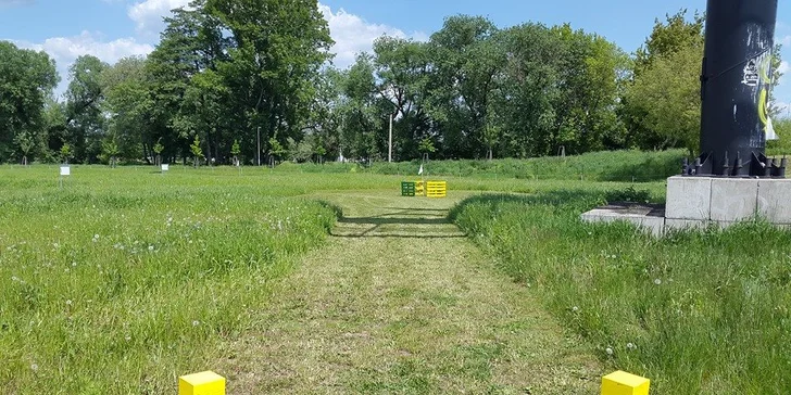 Fotbalgolf se hraje venku na upraveném hřišti, které připomíná klasický golfový green. 