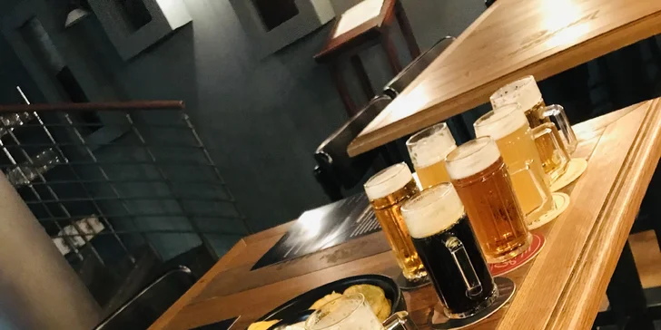 Dle varianty budete ochutnávat i domácí chipsy s česnekovým dipem.