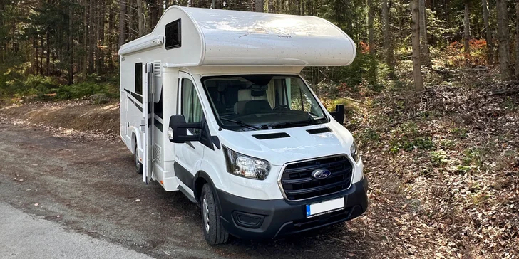 Vše si totiž povezete na čtyřech kolech s sebou. V půjčovně vám svěří plně vybavený obytný vůz na podvozku Ford Transit, ve kterém může cestovat až 6 osob.